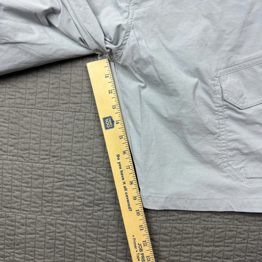 Under Armour HeatGear Mens 34 Cargo Shorts Gray Loose Fit Performance Minimalist